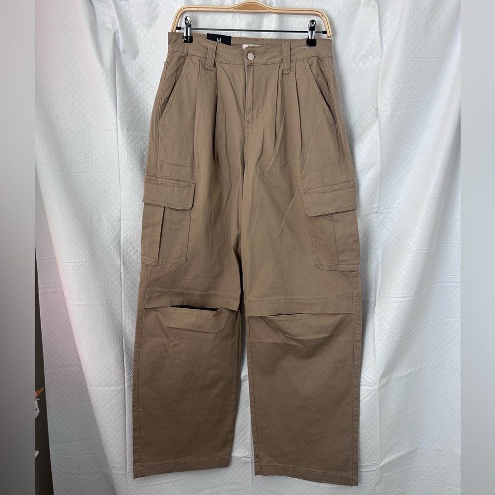 Women’s wide leg cut knee cargo pants